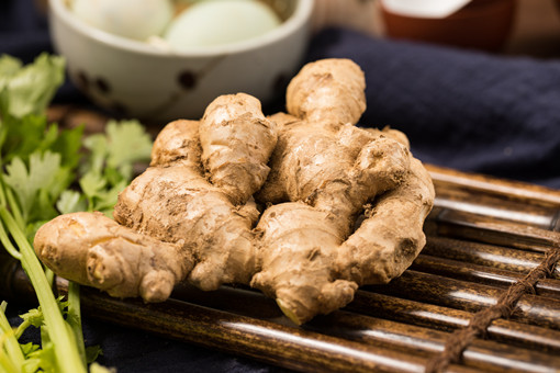 种植生姜为什么要用稻草或者其他有机物料进行遮阴?