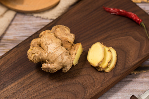 种植生姜为什么要用稻草或者其他有机物料进行遮阴?